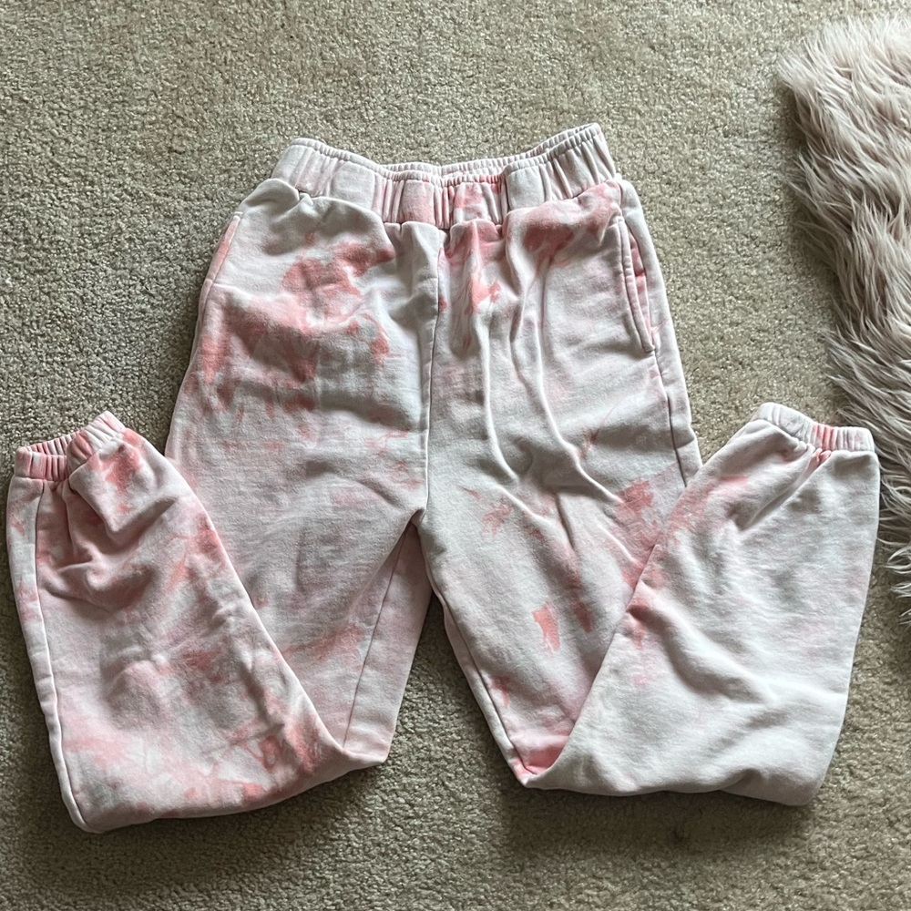 Pink and white tie dye print sweatpants with pockets.